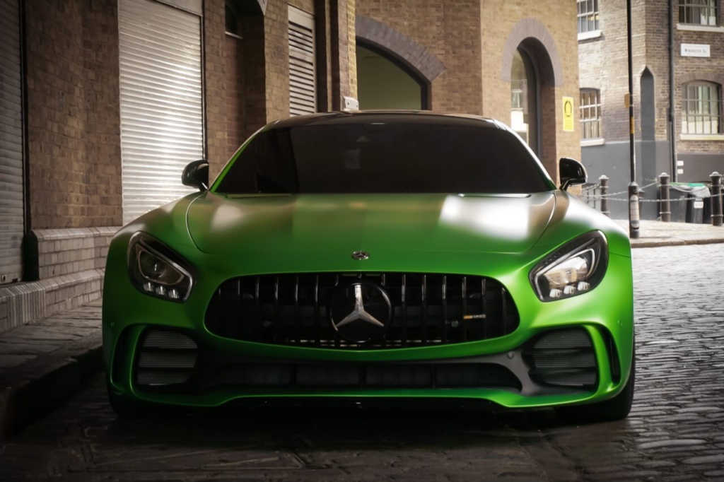 Grüner Mercedes-AMG von vorne