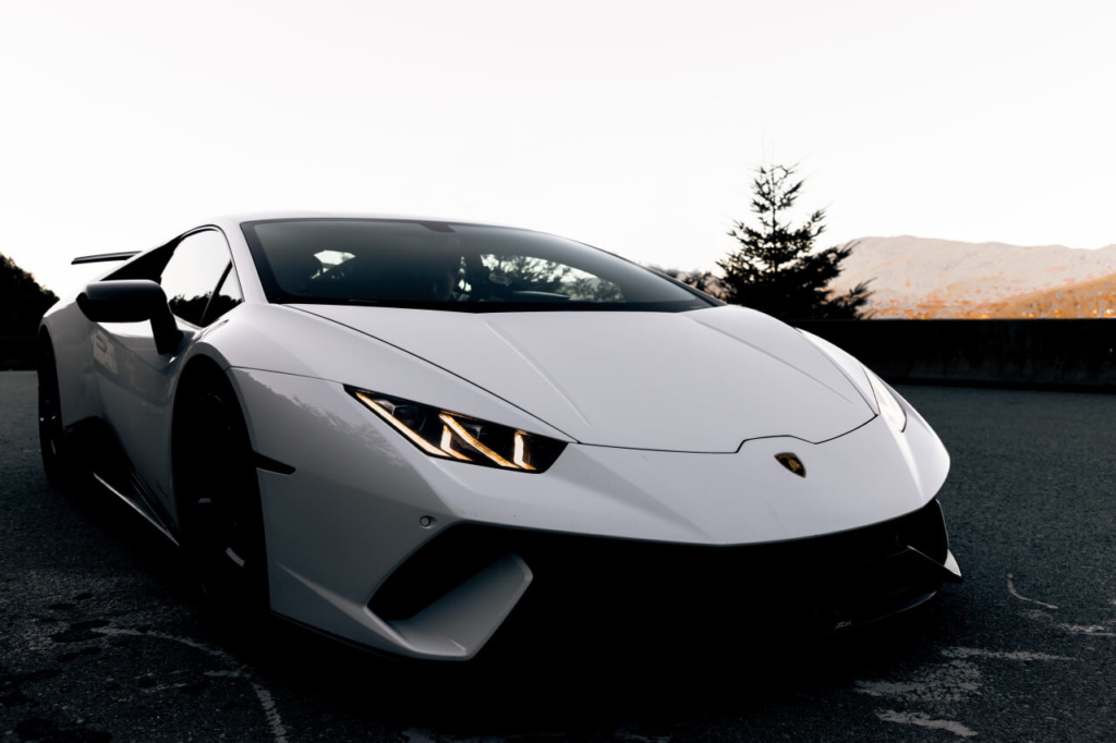 Weißer Lamborghini von vorne